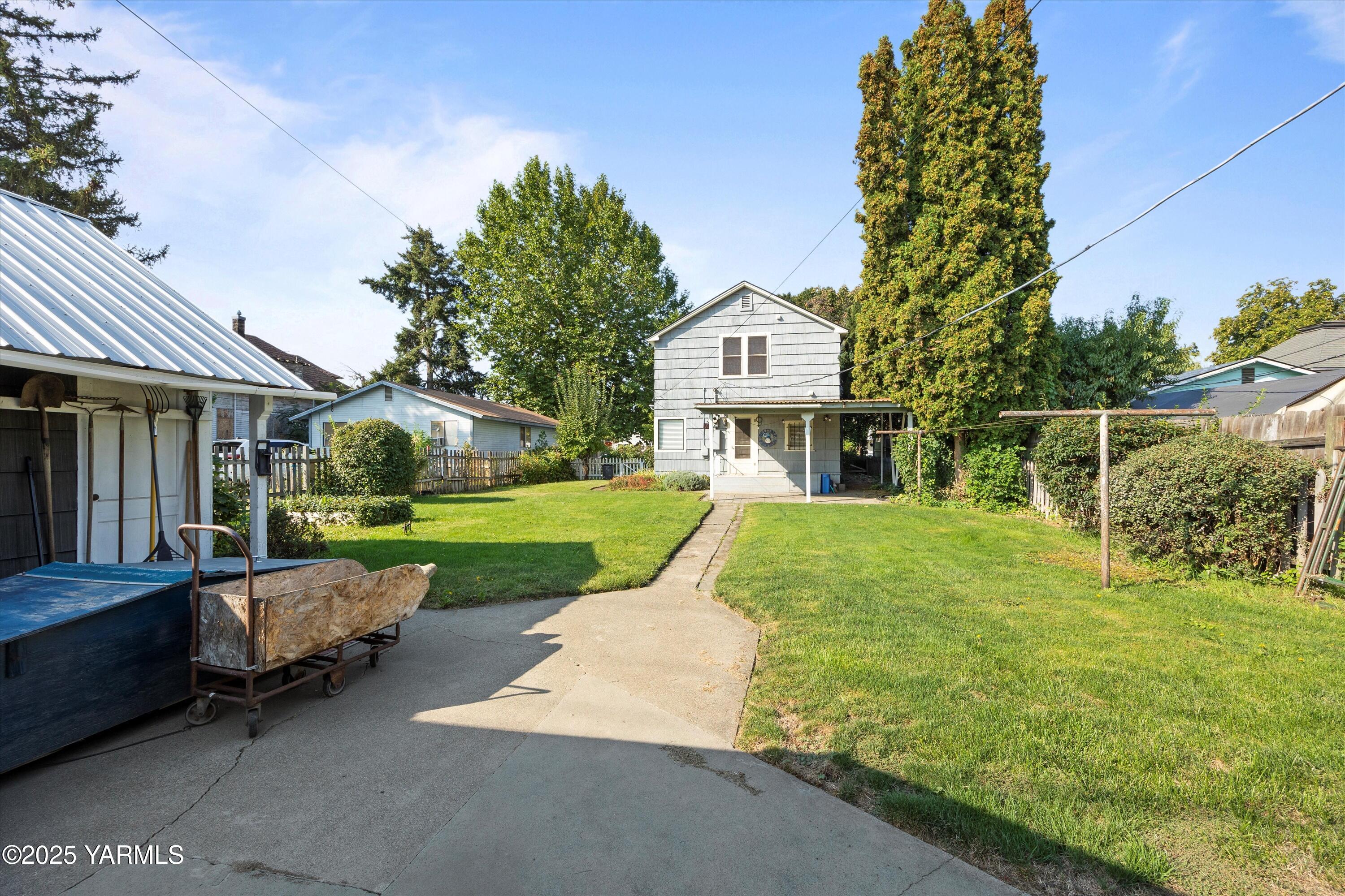305 South 9th Street Yakima, WA 98901 - Photo 42 of 43 a view of a patio with couches and table and chairs with wooden fence