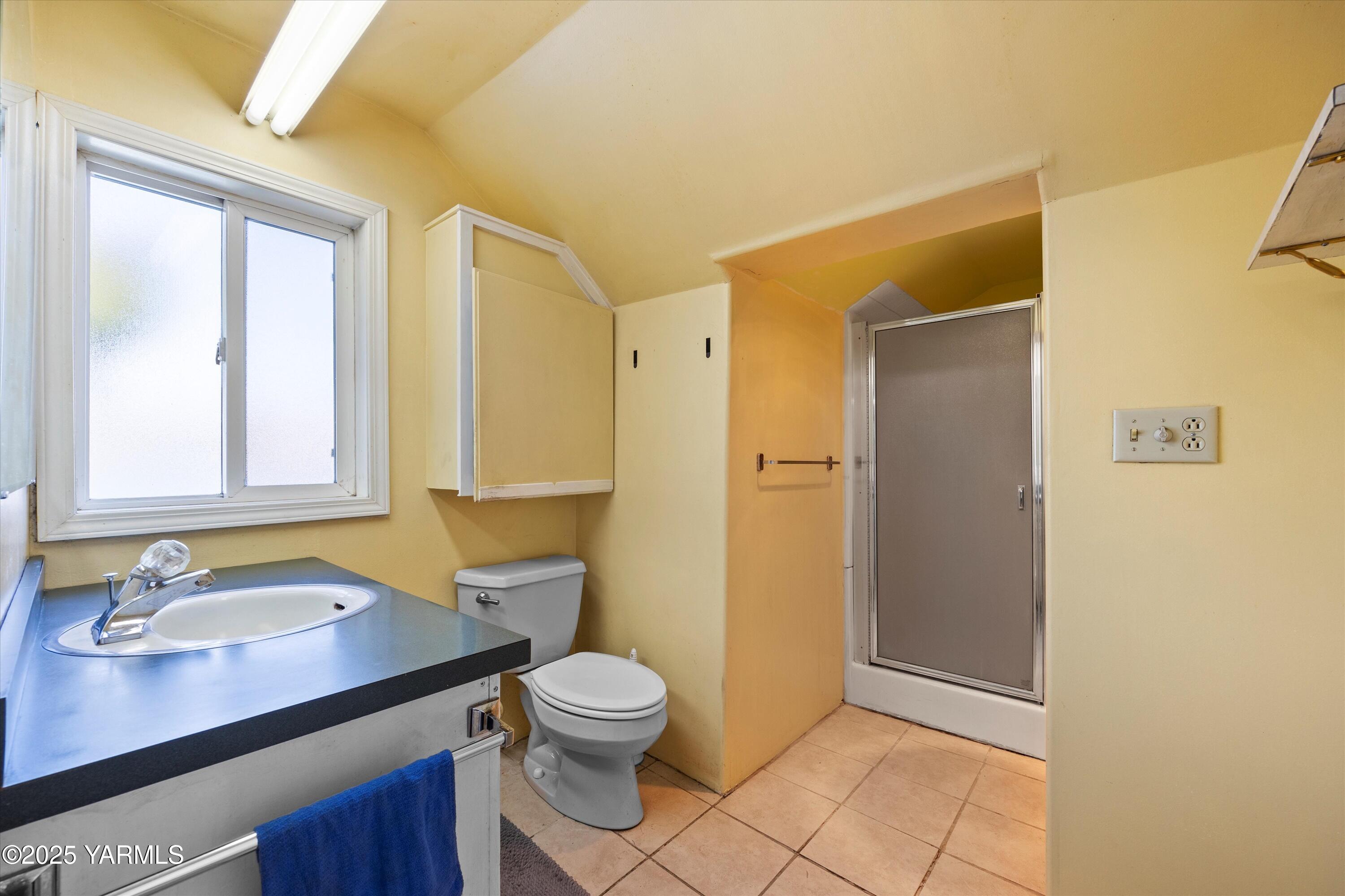 305 South 9th Street Yakima, WA 98901 - Photo 7 of 43 a bathroom with a sink a toilet and shower