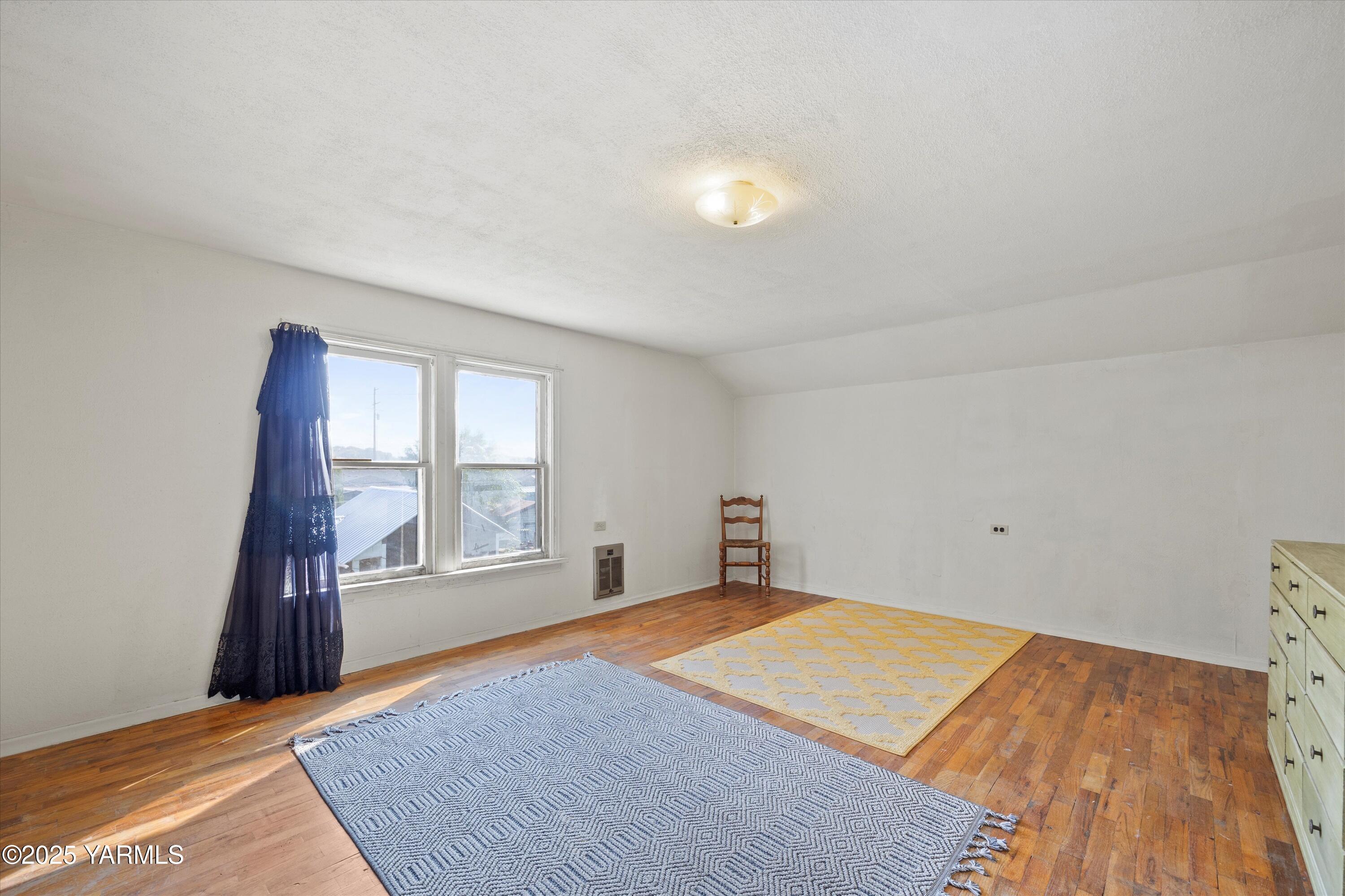 305 South 9th Street Yakima, WA 98901 - Photo 9 of 43 a spacious bedroom with a bed and a window