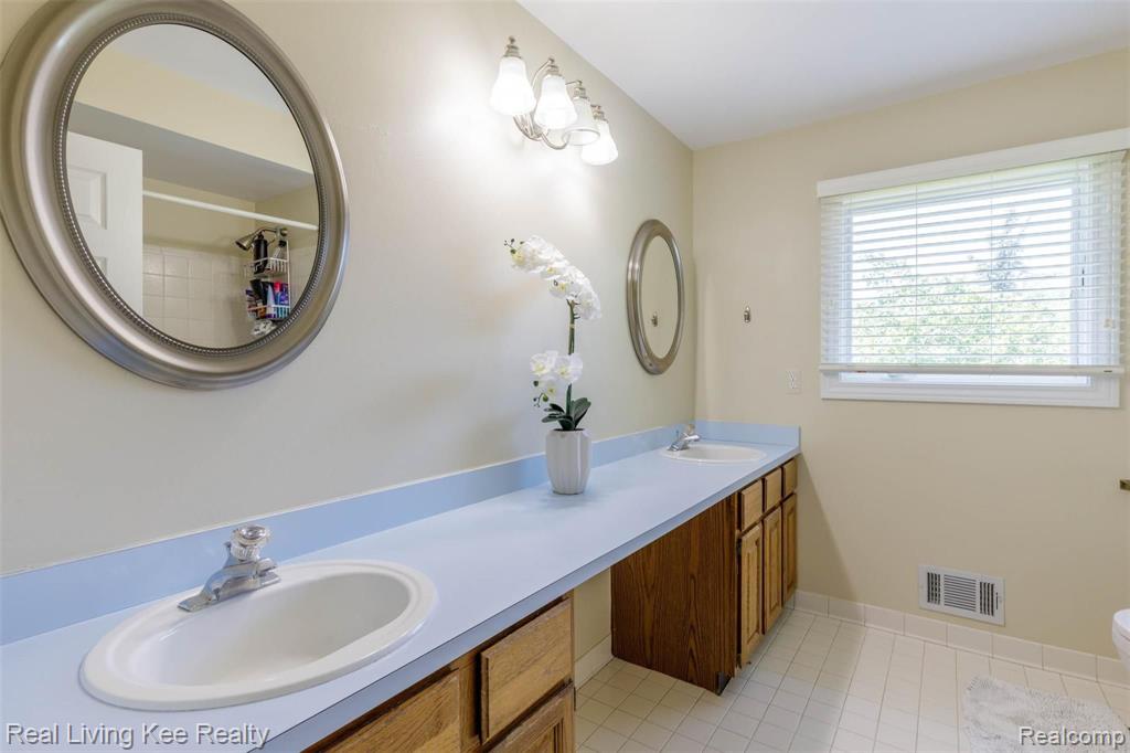 359 Silvervale Drive Rochester Hills, MI 48309 - Photo 36 of 36