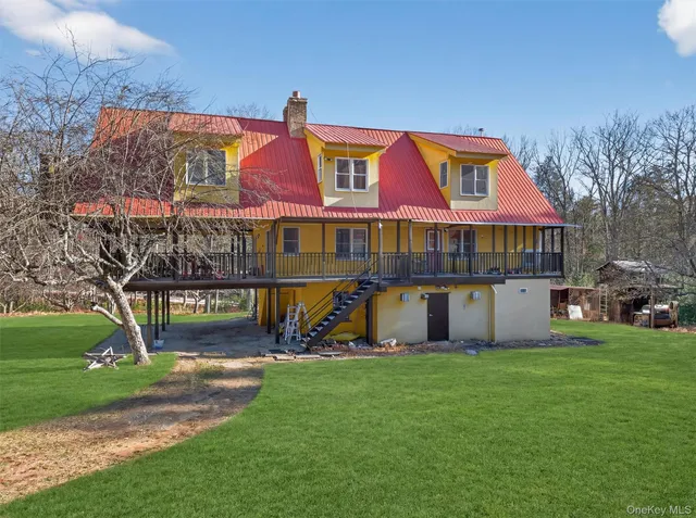 a view of a house with a yard