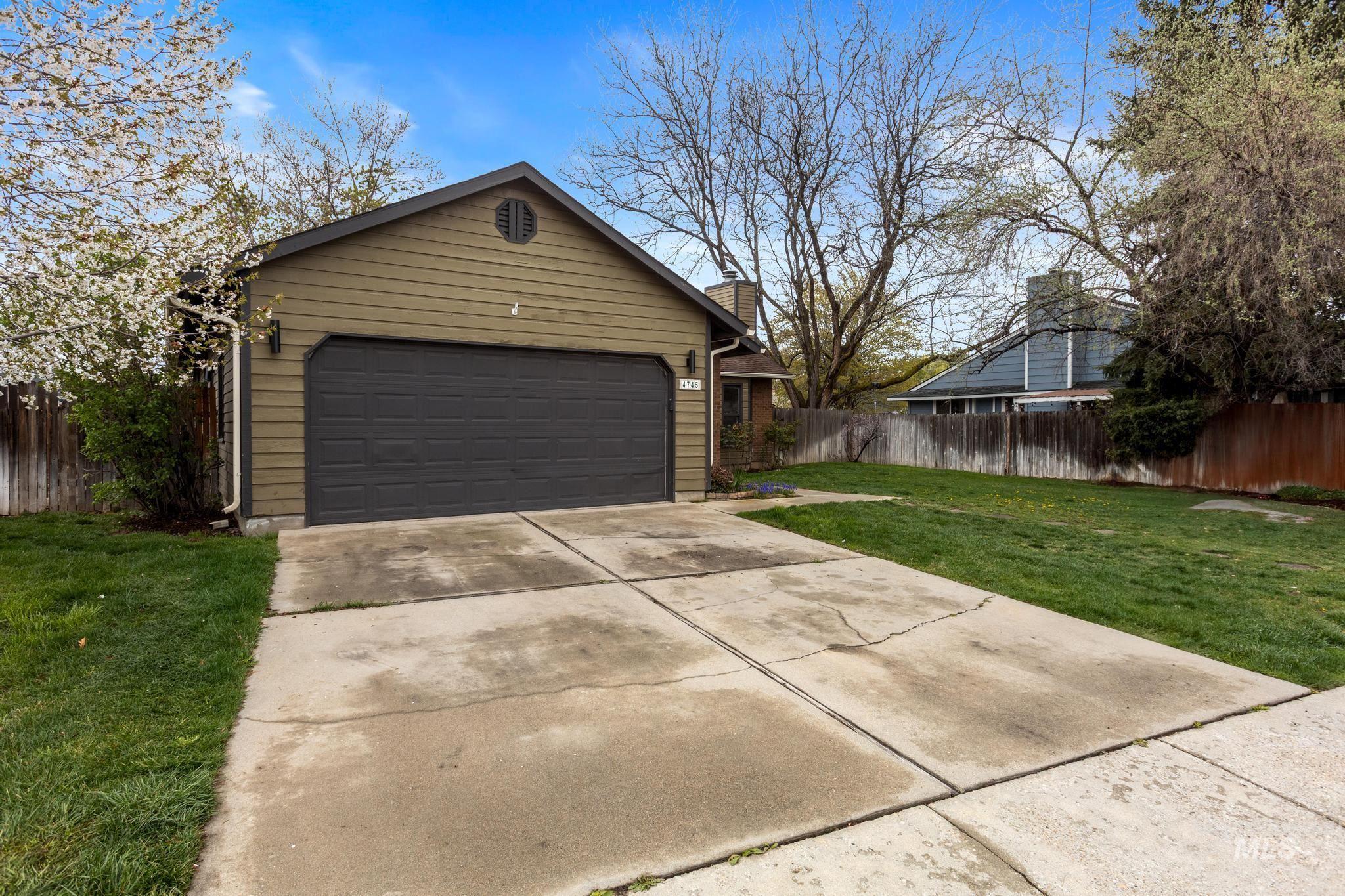 4745 North Oxbow Place Boise, ID 83713 - Photo 2 of 38 View of front facade featuring driveway and a garage