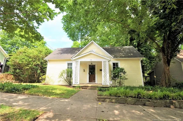 a view of a house with yard and plants