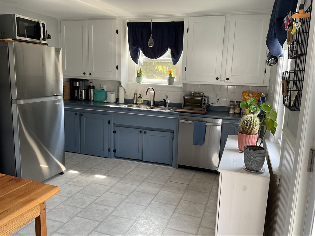 192 Knotty Oak Road Coventry, RI 02816 - Photo 7 of 26 Gleaming, sunny kitchen
