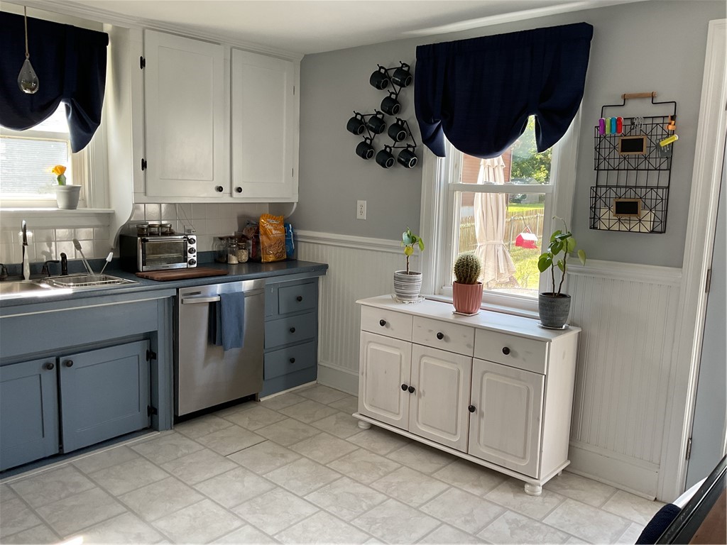 192 Knotty Oak Road Coventry, RI 02816 - Photo 8 of 26 Plenty of room to cook in this kitchen!
