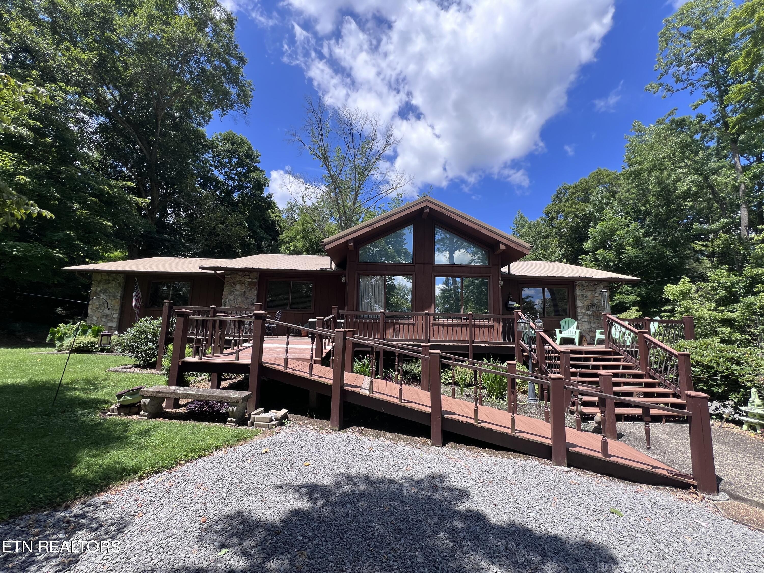 500 Englewood Road Middlesboro, KY 40965 - Photo 1 of 12 IMG_1341