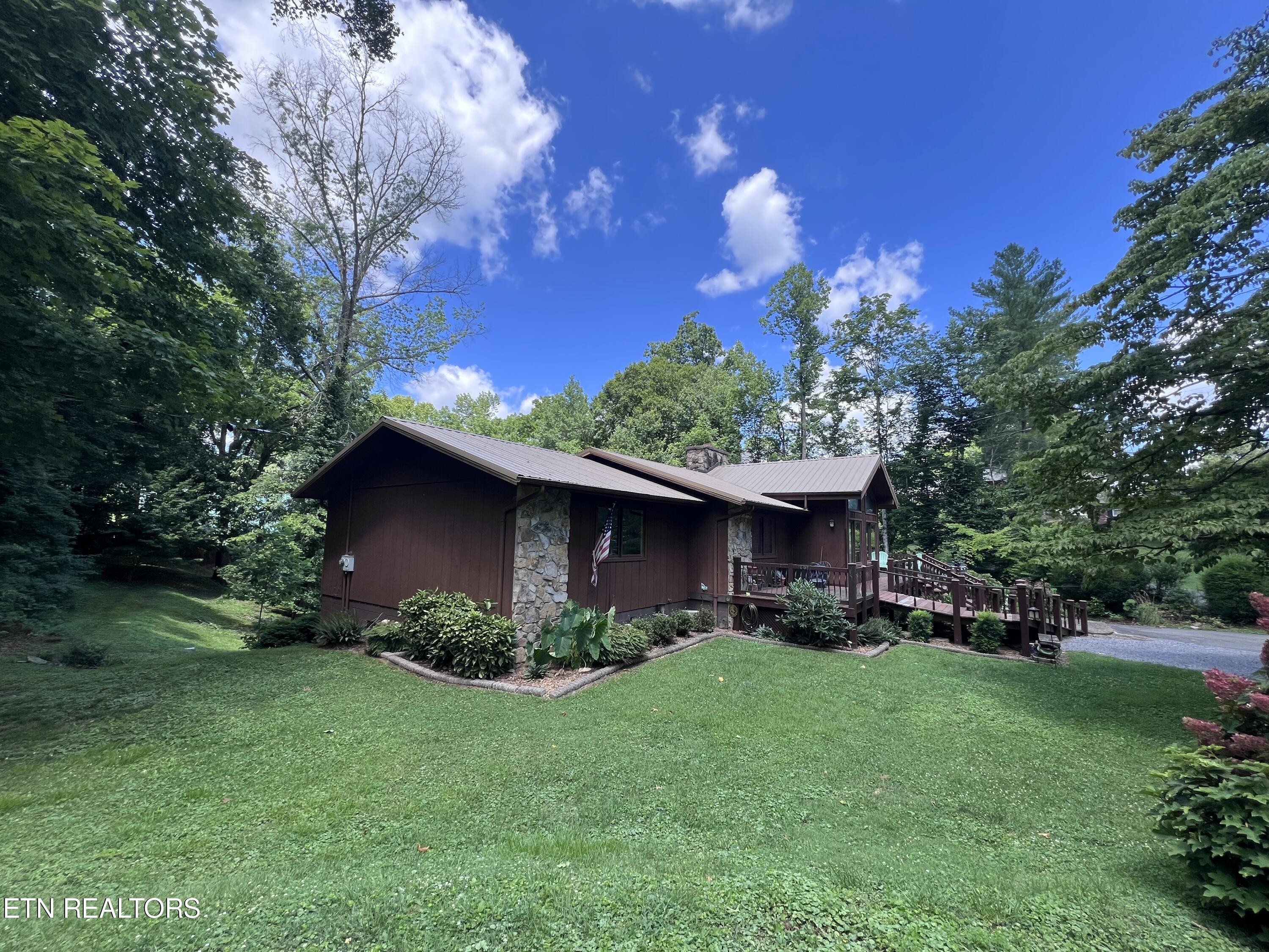 500 Englewood Road Middlesboro, KY 40965 - Photo 2 of 12 IMG_1335