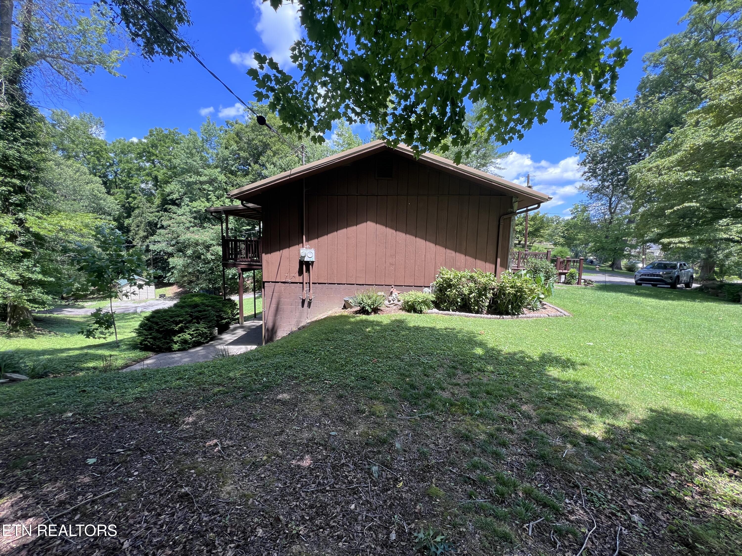 500 Englewood Road Middlesboro, KY 40965 - Photo 4 of 12 IMG_1336
