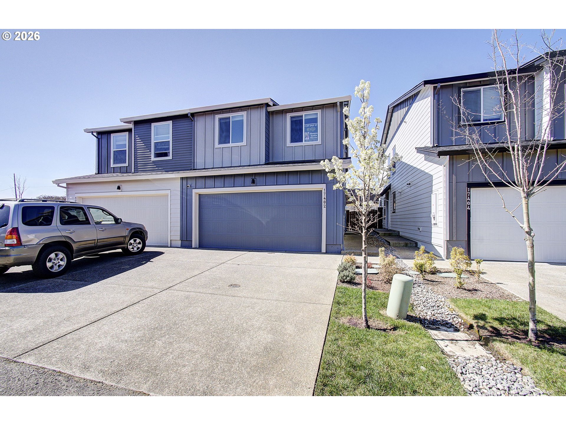 a view of a house with a yard