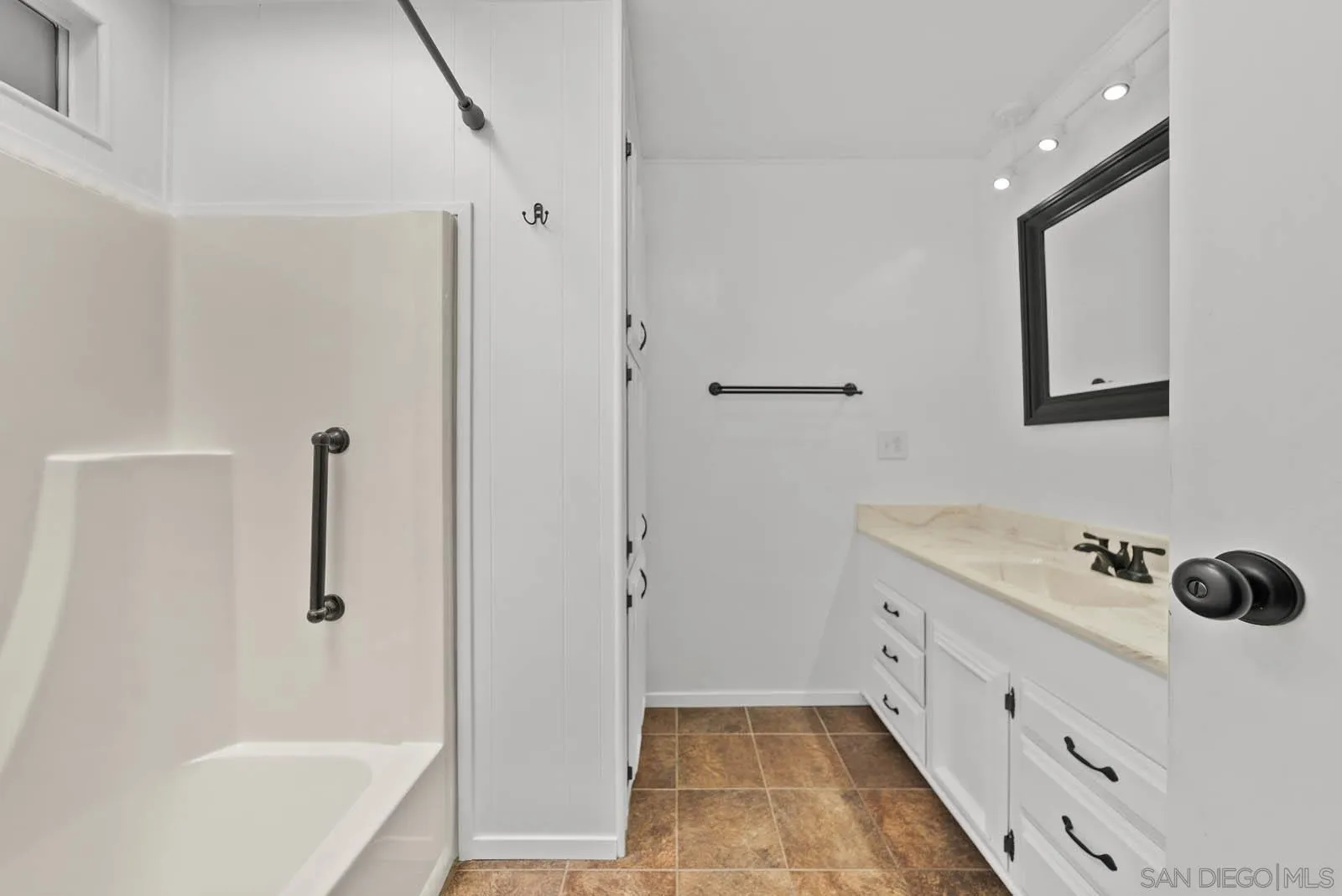 9500 Harritt Road, Unit 198 Lakeside, CA 92040 - Photo 30 of 48 a bathroom with a tub sink and mirror