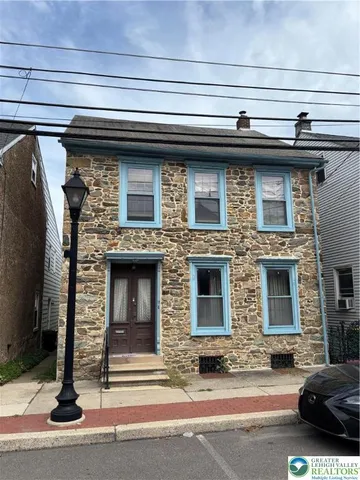 a view of a car garage of the house