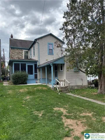a view of a house with a yard
