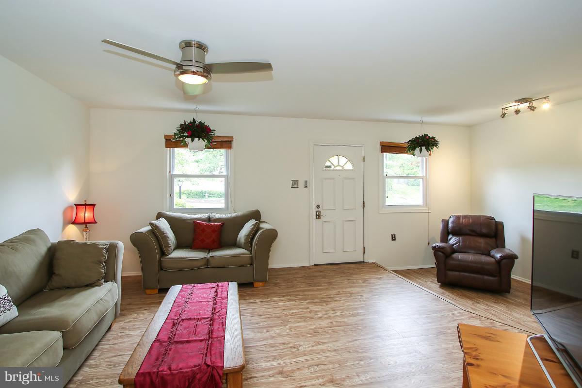 12017 Dove Circle Laurel, MD 20708 - Photo 3 of 25 Living Room