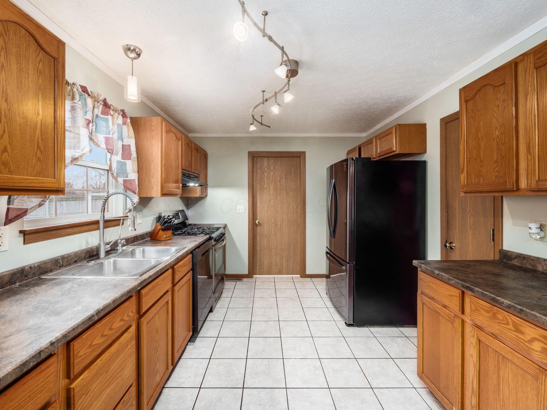 5041 Cook Road Ashville, OH 43103 - Photo 13 of 43 Kitchen
