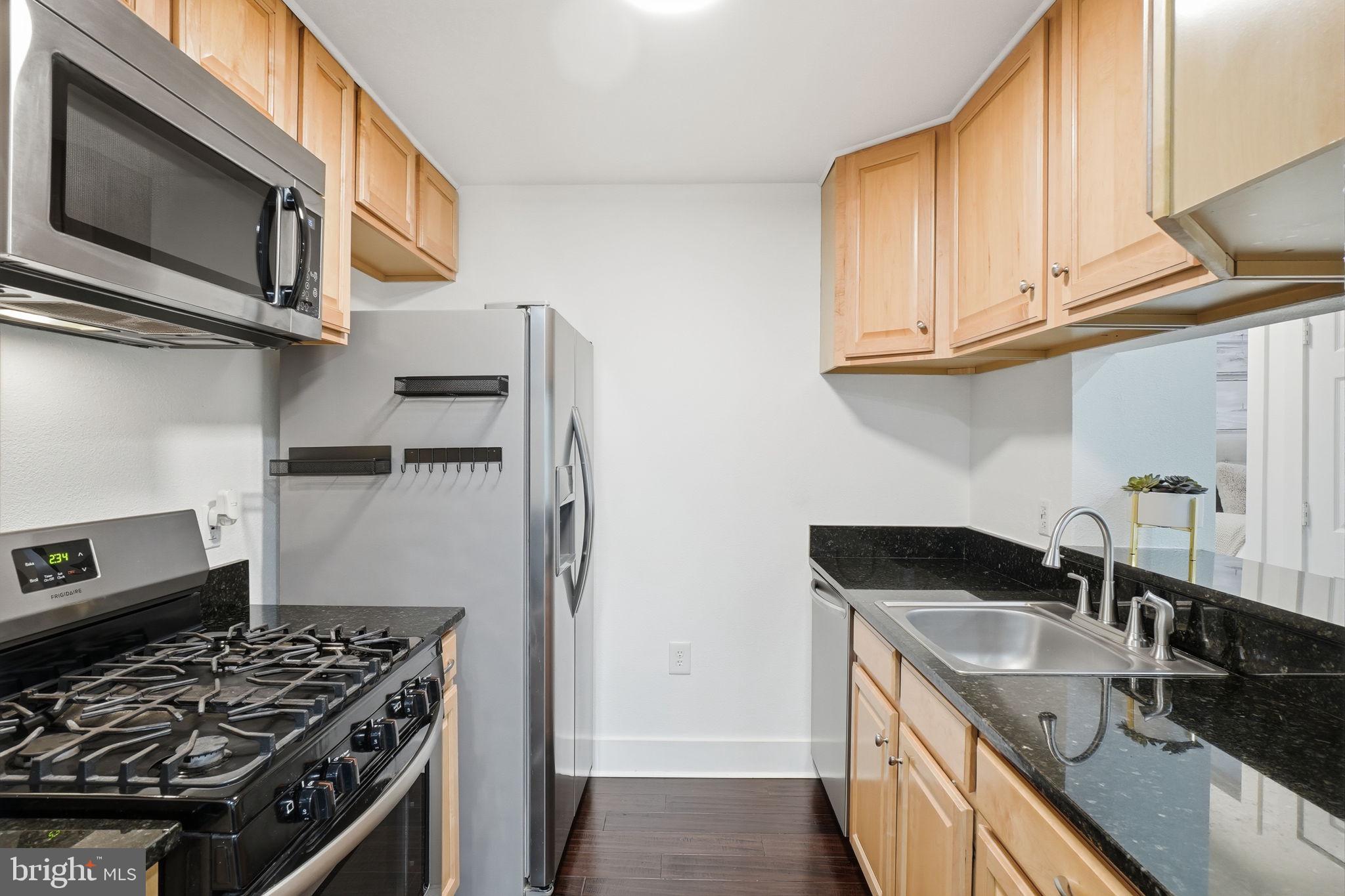 20960 Timber Ridge Terrace, Unit 303 Ashburn, VA 20147 - Photo 9 of 32 Stainless steel appliances