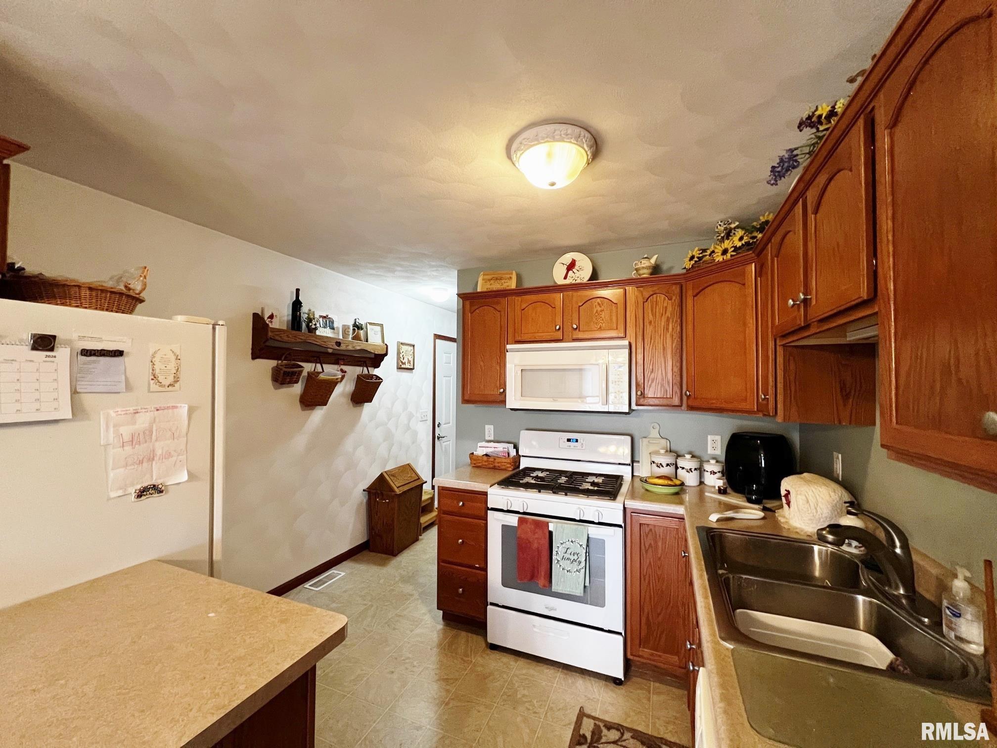 130 West Cruger Road Washington, IL 61571 - Photo 9 of 17