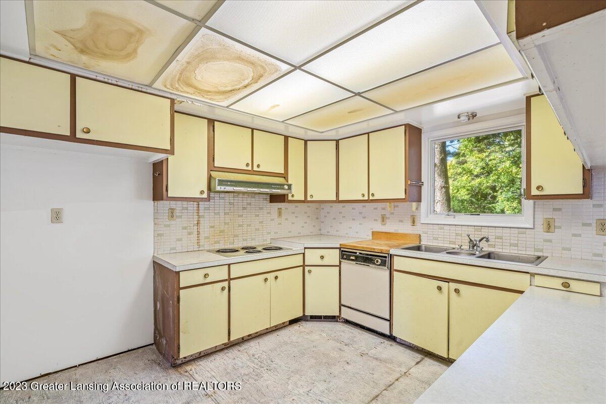 930 Delridge Road East Lansing, MI 48823 - Photo 9 of 50 Kitchen1