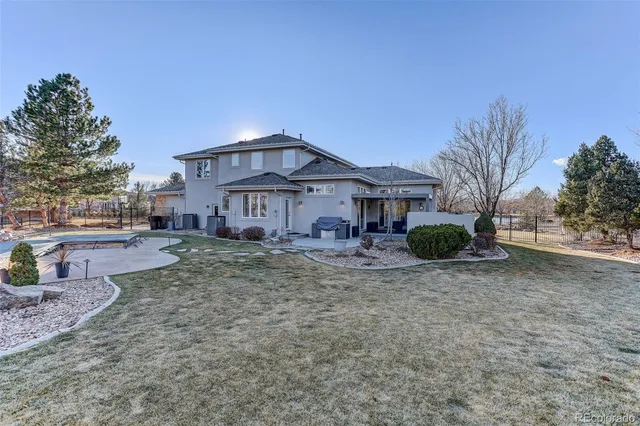 a view of a house with backyard