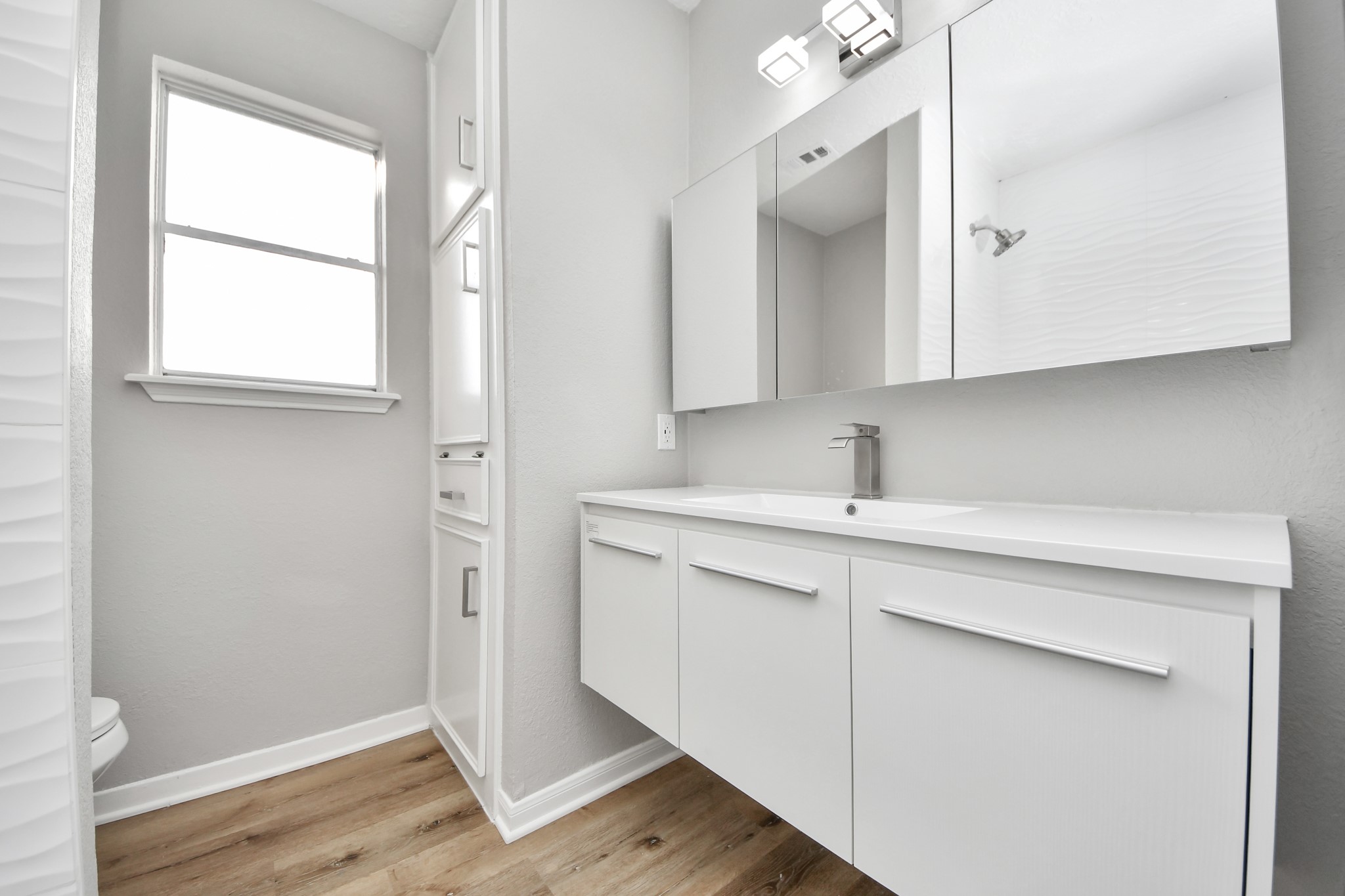 9114 Spellman Road Houston, TX 77031 - Photo 22 of 30 a bathroom with a sink and a mirror