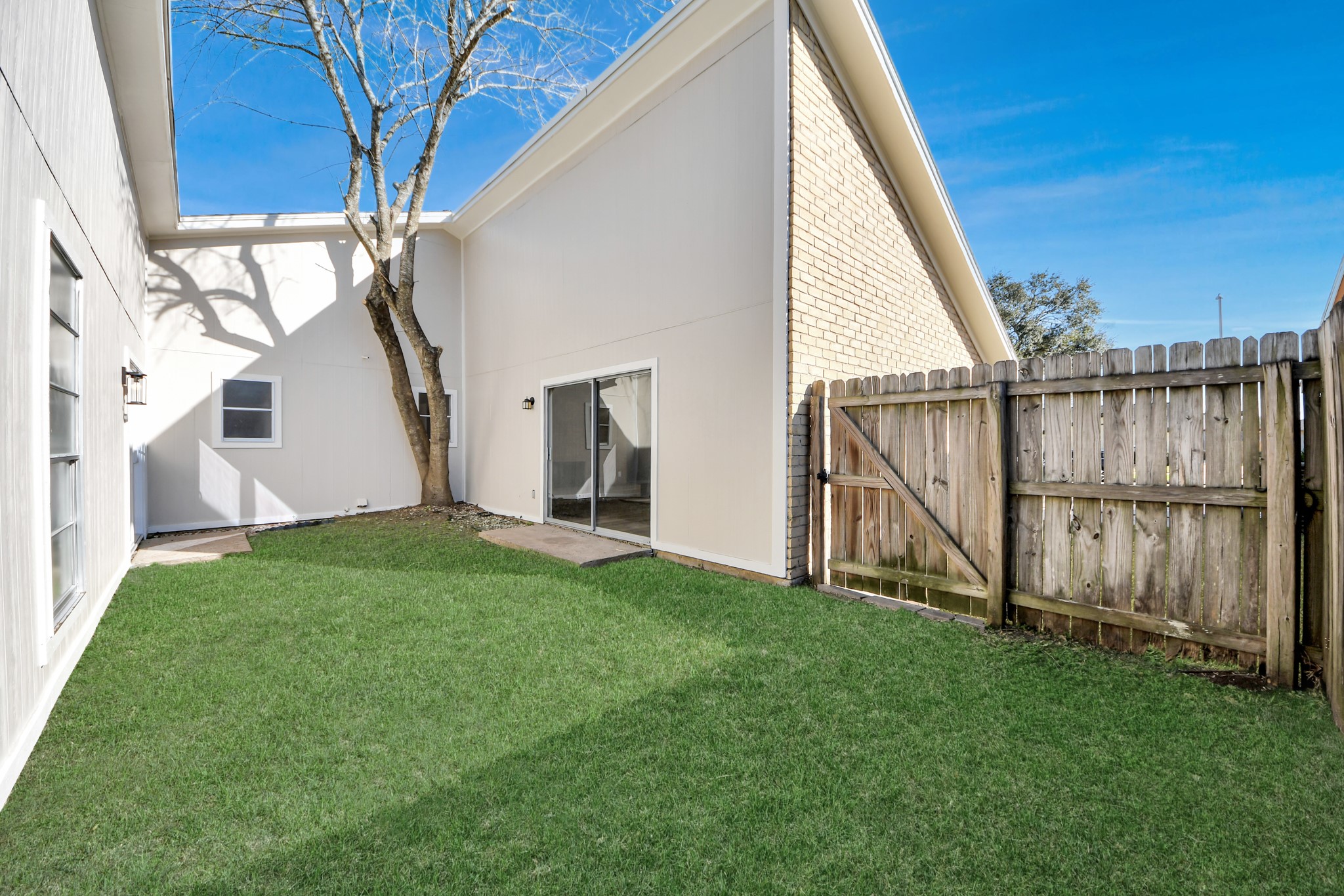9114 Spellman Road Houston, TX 77031 - Photo 25 of 30 a view of backyard with small cabin