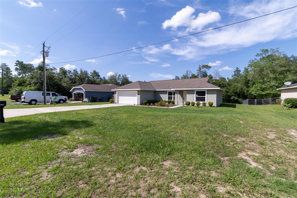 5107 Southwest 165th St Road Ocala, FL 34473 - Photo 31 of 34 a front view of house with yard and car parked