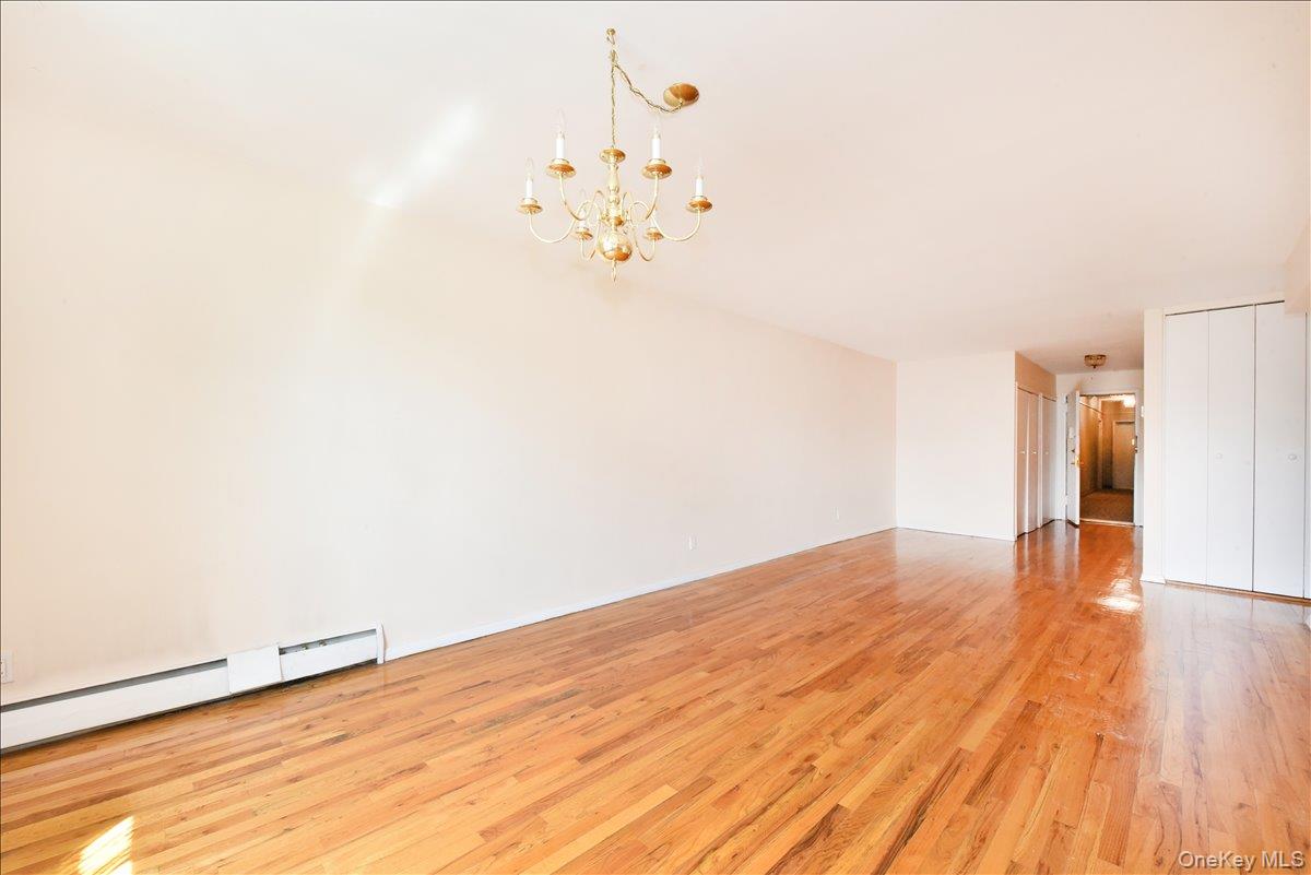 25 Canterbury Road, Unit 3L Great Neck, NY 11021 - Photo 12 of 29 Living