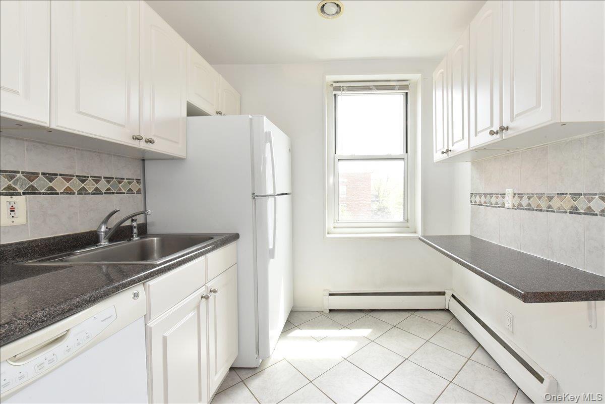 25 Canterbury Road, Unit 3L Great Neck, NY 11021 - Photo 15 of 29 Eat-In Kitchen