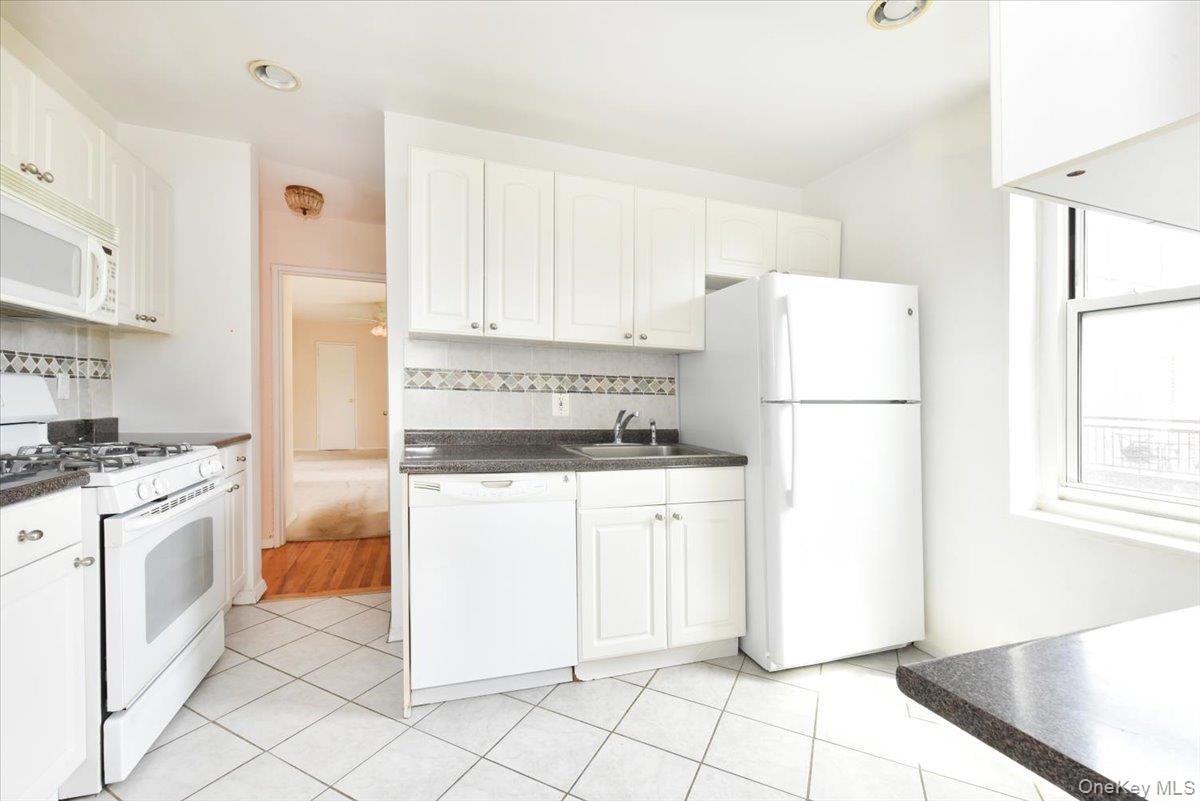 25 Canterbury Road, Unit 3L Great Neck, NY 11021 - Photo 17 of 29 Eat-In Kitchen