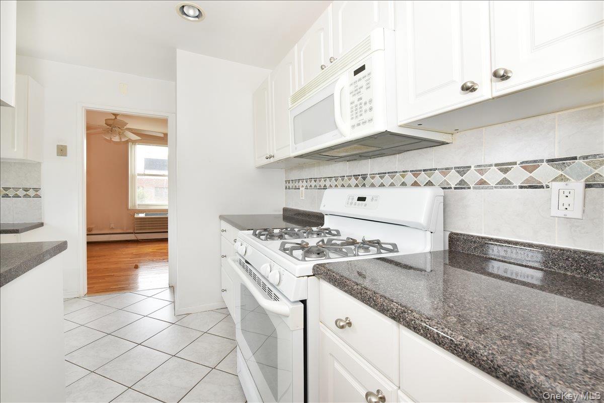 25 Canterbury Road, Unit 3L Great Neck, NY 11021 - Photo 18 of 29 Eat-In Kitchen