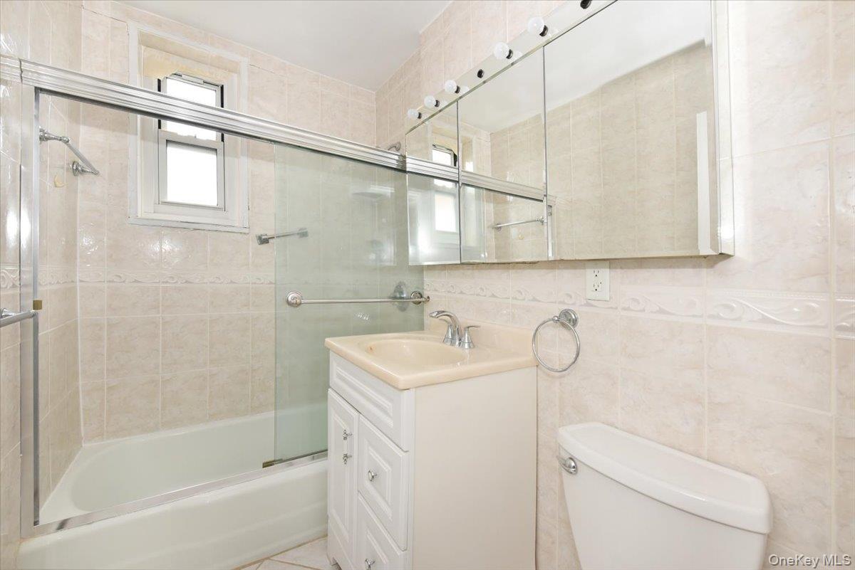 25 Canterbury Road, Unit 3L Great Neck, NY 11021 - Photo 23 of 29 Bathroom with Window