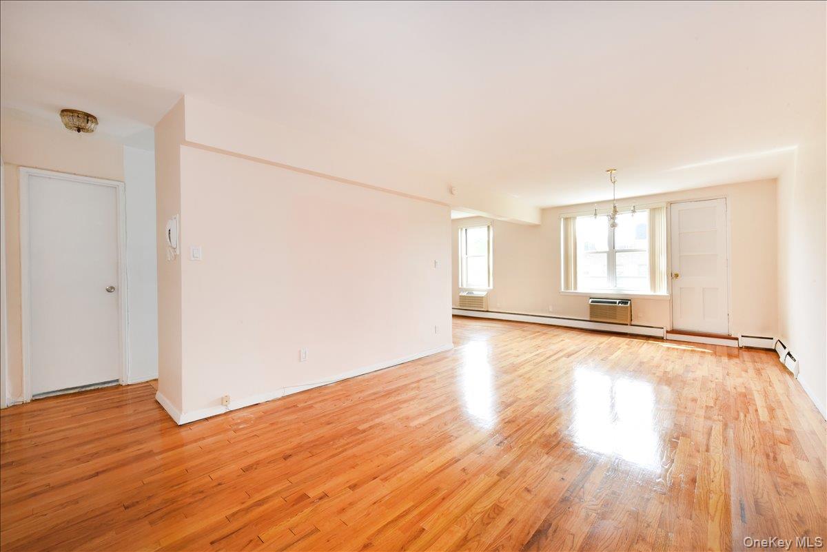 25 Canterbury Road, Unit 3L Great Neck, NY 11021 - Photo 10 of 29 Living - Dining