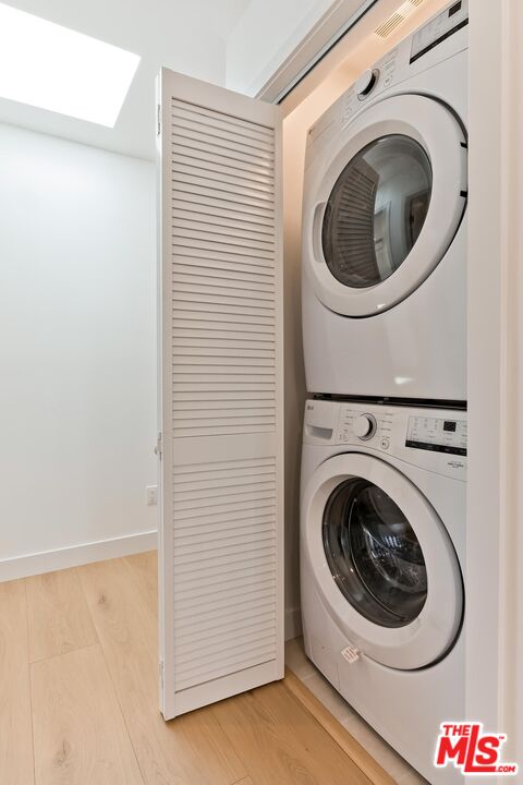 3431 Edgehill Drive Los Angeles, CA 90018 - Photo 10 of 17 a utility room with dryer and washer