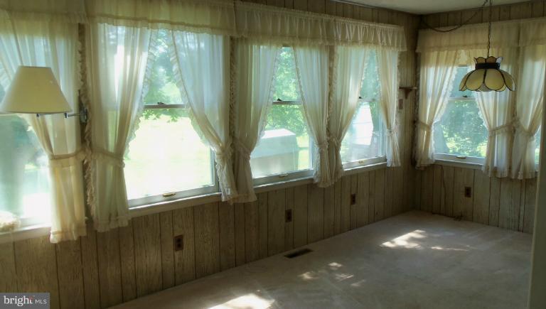 1905 Suffolk Road Finksburg, MD 21048 - Photo 6 of 19 Living Room