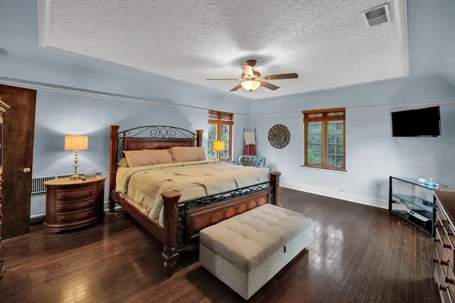 $799,000 | 2014 West Hopkins Place, Chicago, IL 60643