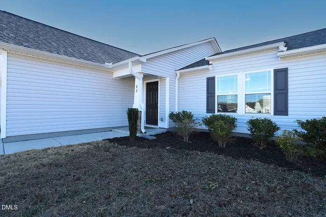 a view of a house with backyard and garden