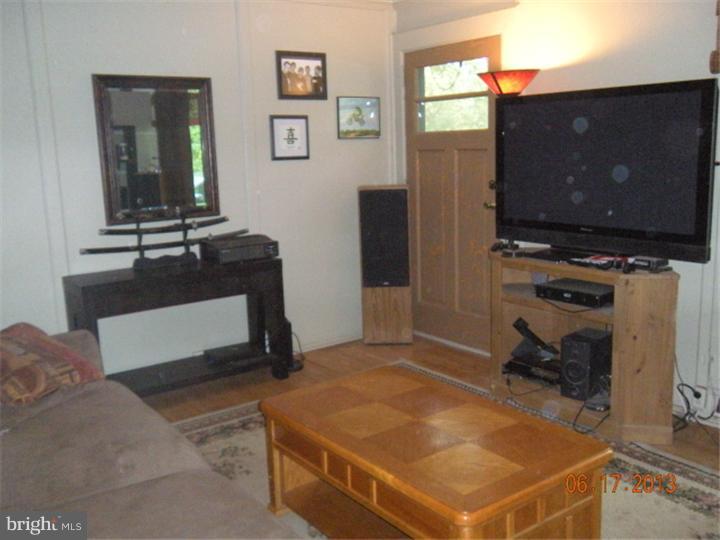 895 Lower Ferry Road Trenton, NJ 08628 - Photo 2 of 15 Living Room