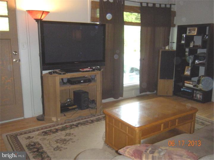 895 Lower Ferry Road Trenton, NJ 08628 - Photo 3 of 15 Living Room