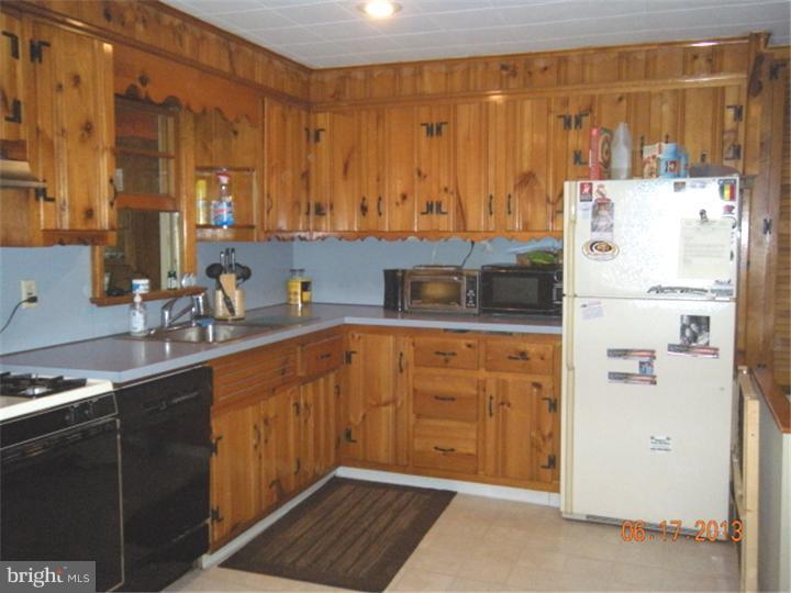 895 Lower Ferry Road Trenton, NJ 08628 - Photo 4 of 15 Kitchen