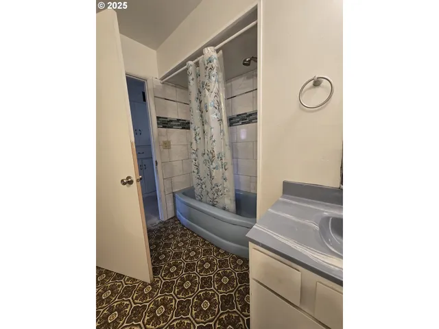 a view of a big room with closet