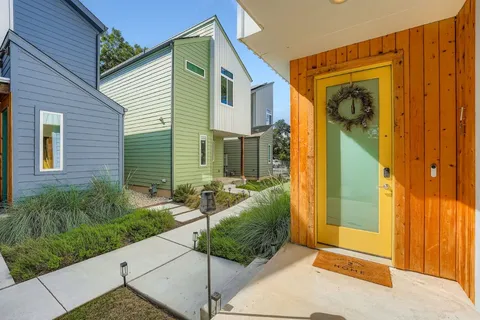 a view of backyard of the house