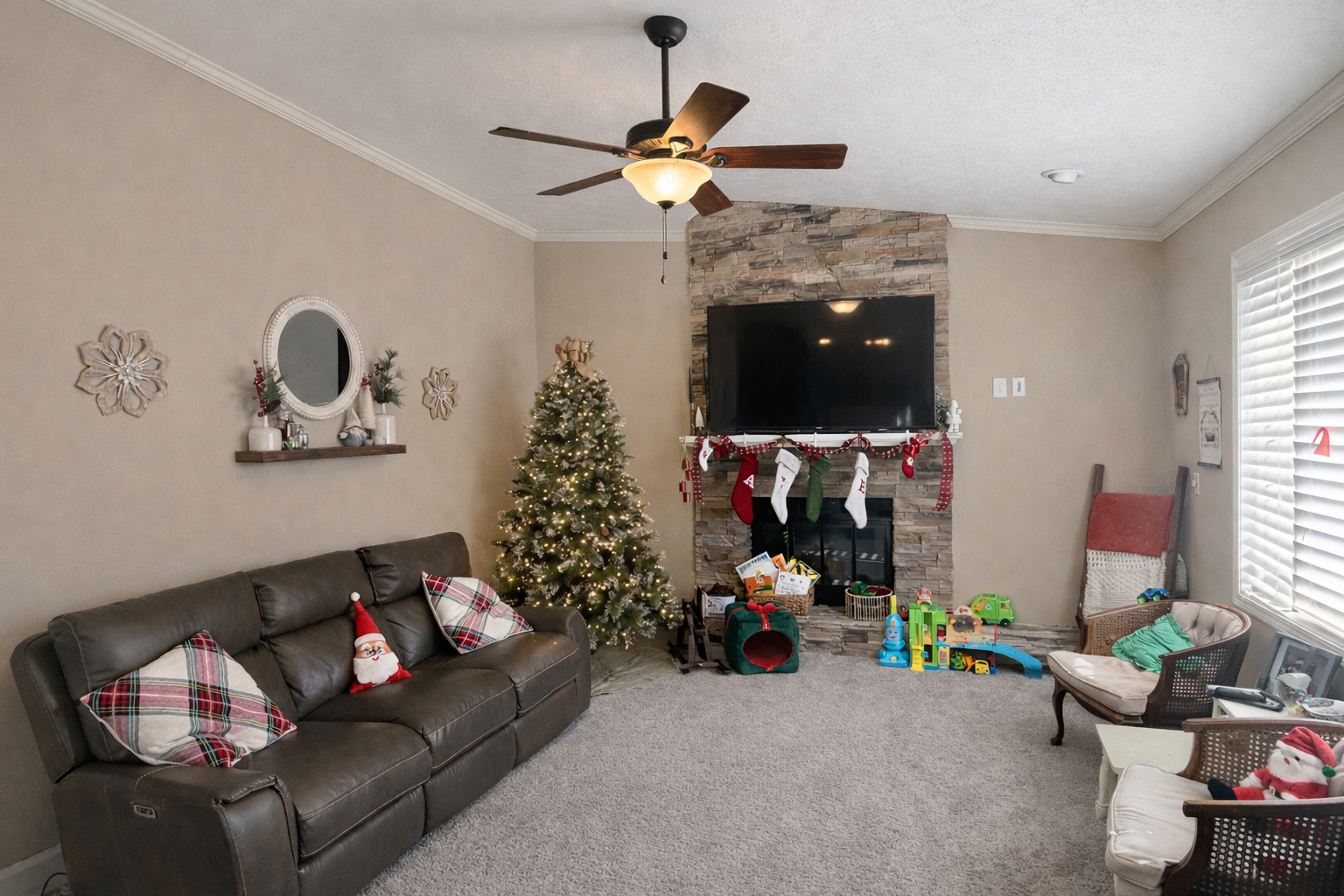 502 Kenneth Drive Heyworth, IL 61745 - Photo 7 of 18 a living room with furniture and decor