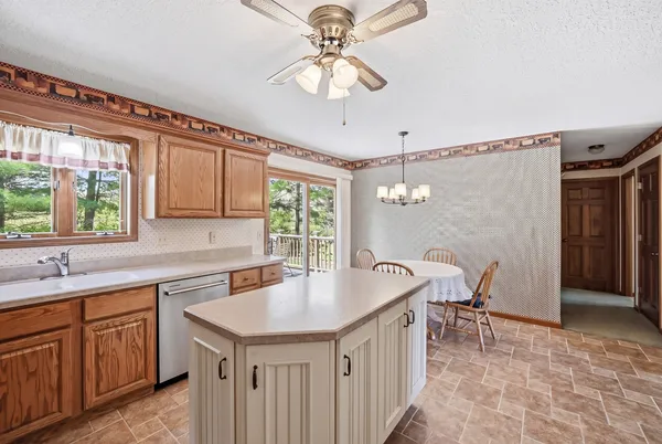 $300,000 | 405 Mississippi Drive, Dixon, IL 61021