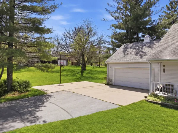 $300,000 | 405 Mississippi Drive, Dixon, IL 61021