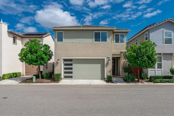 $450,000 | 479 Farmhouse Lane, Clovis, CA 93619