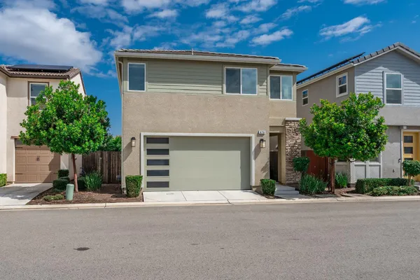 $450,000 | 479 Farmhouse Lane, Clovis, CA 93619