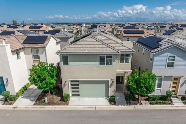 $450,000 | 479 Farmhouse Lane, Clovis, CA 93619