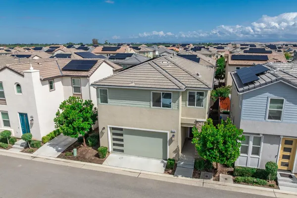 $450,000 | 479 Farmhouse Lane, Clovis, CA 93619