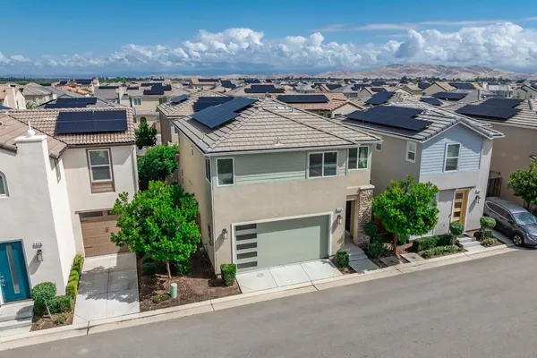 $450,000 | 479 Farmhouse Lane, Clovis, CA 93619