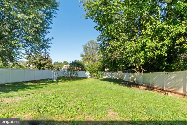 a view of a back yard