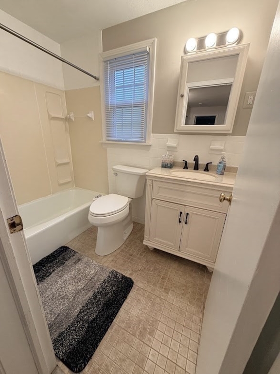 540 Granby Road, Unit 62 South Hadley, MA 01075 - Photo 13 of 20 a bathroom with a toilet a sink a mirror a bathtub and vanity